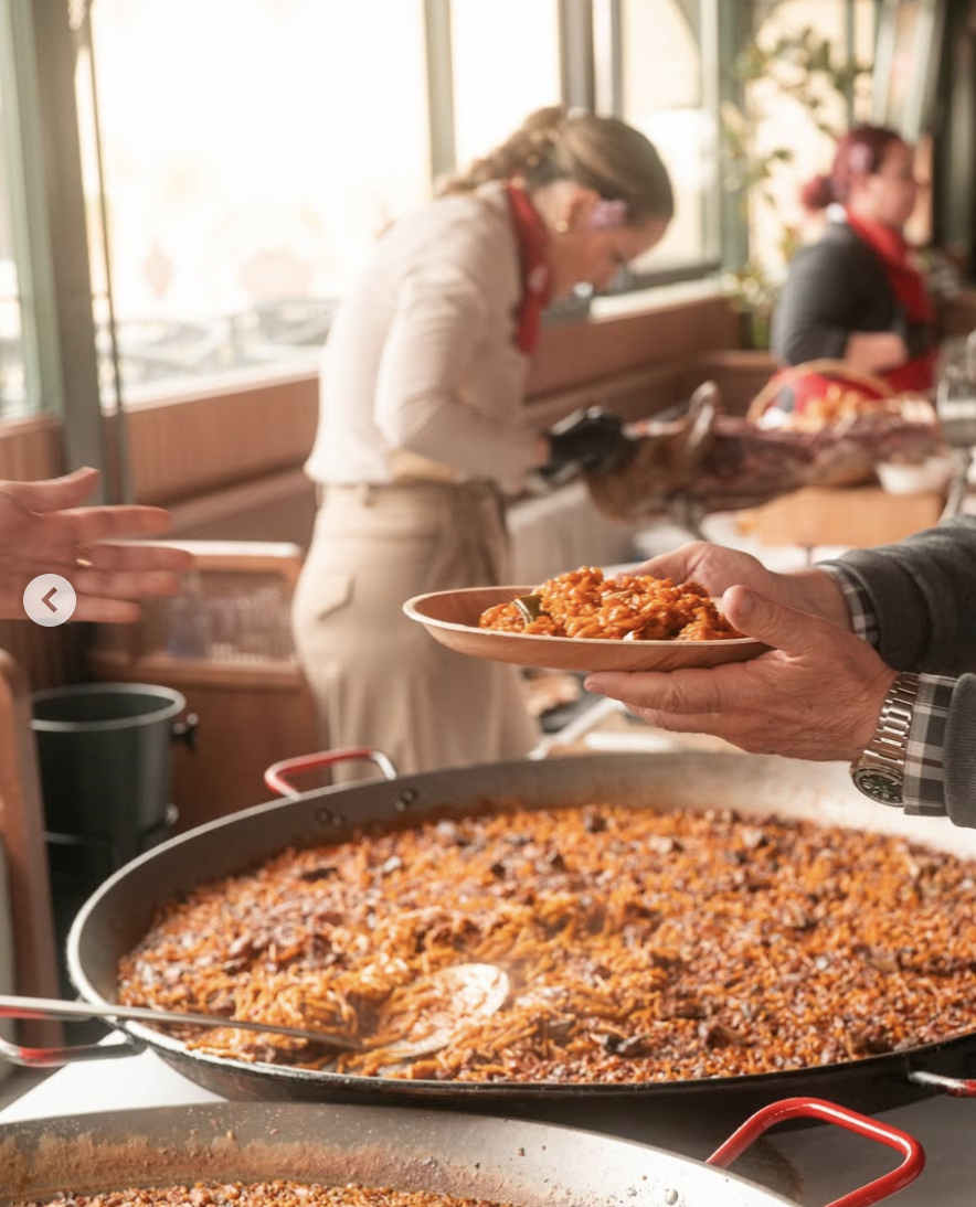 Servicio de arroz recién hecho en un evento con Mireia Sanchis al fondo