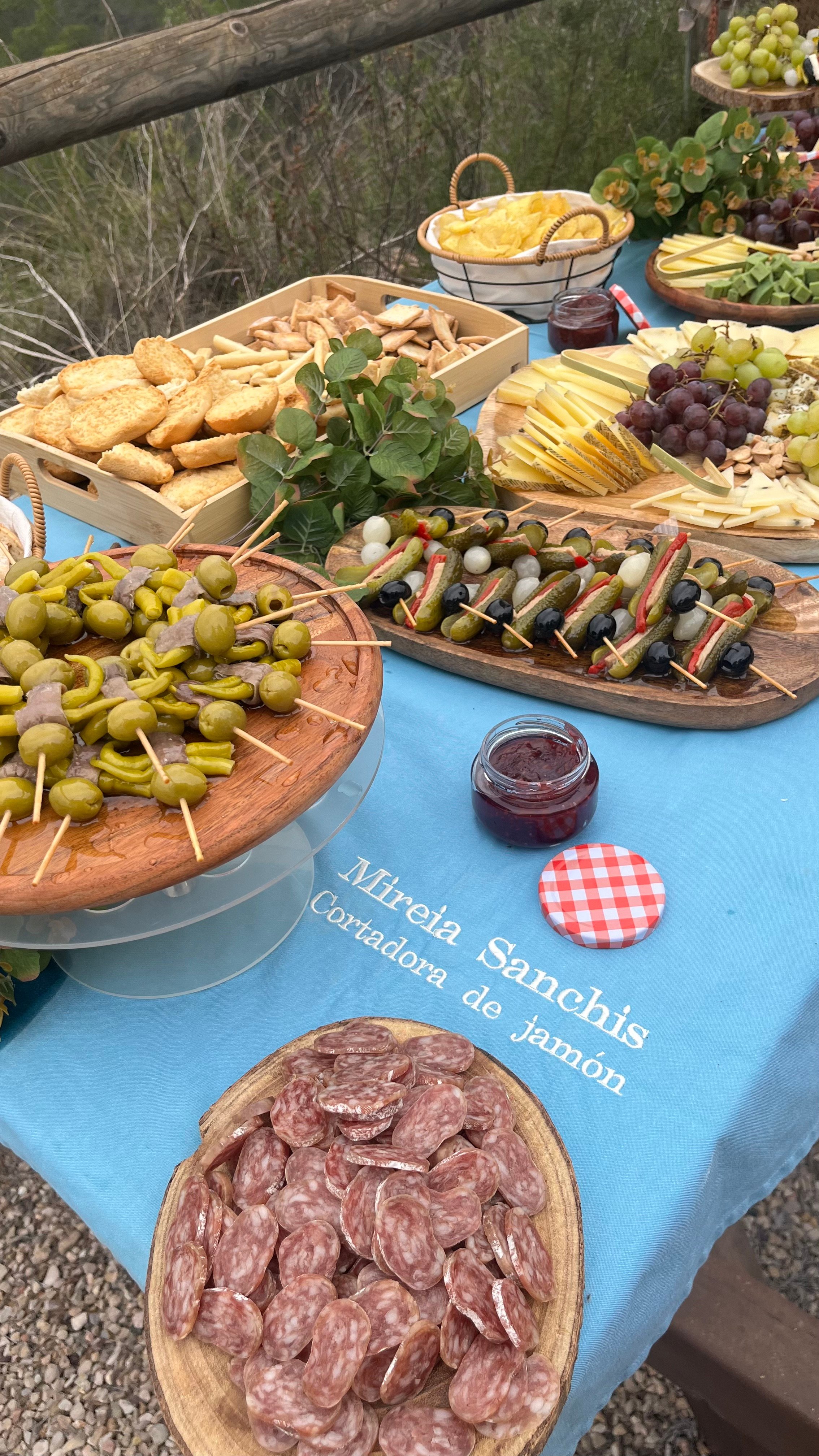 Buffet de gildas con boquerón, anchoa y encurtidos para aperitivo