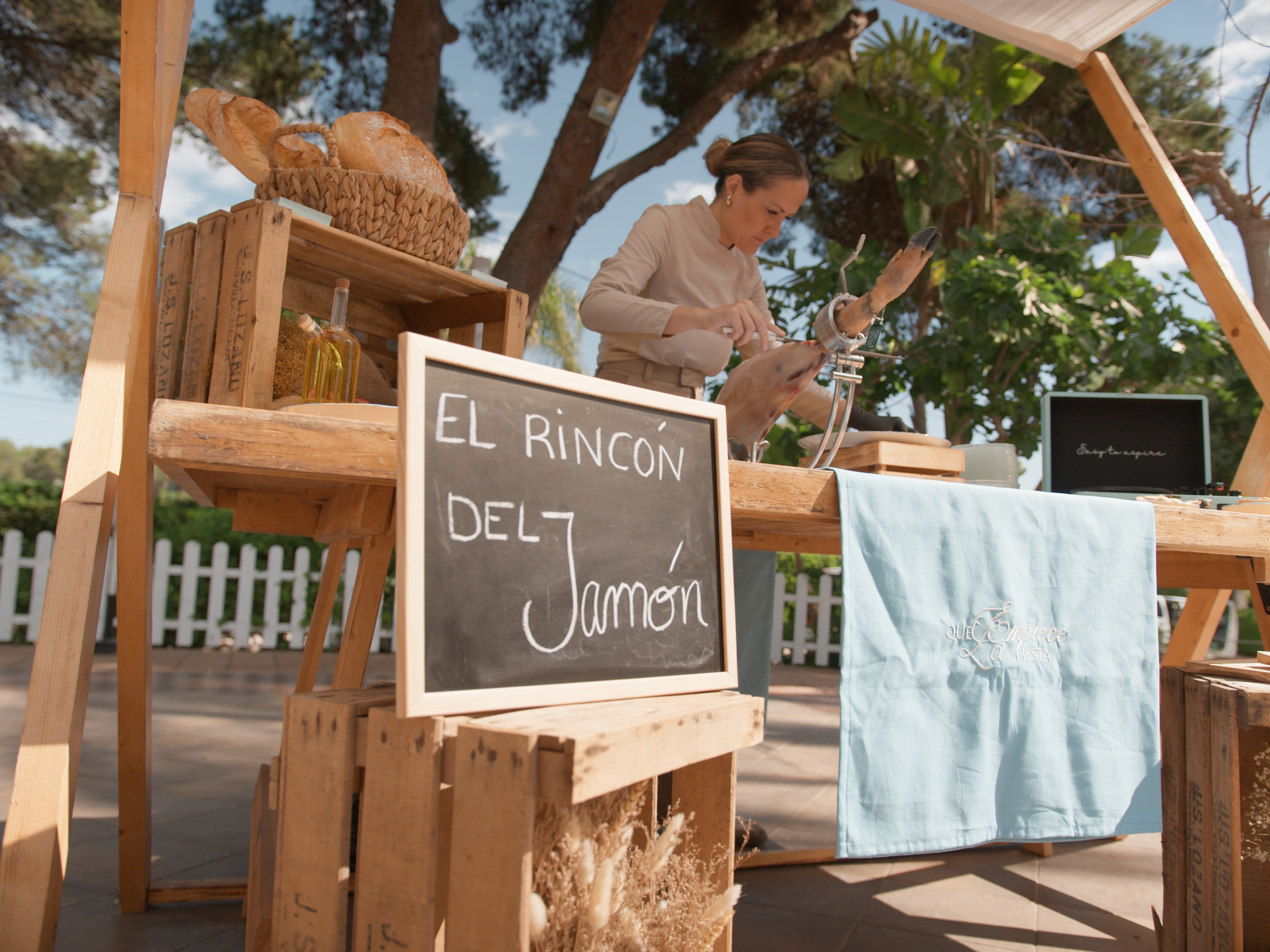 Estación de corte de jamón en directo con pizarra El Rincón del Jamón en una celebración al aire libre