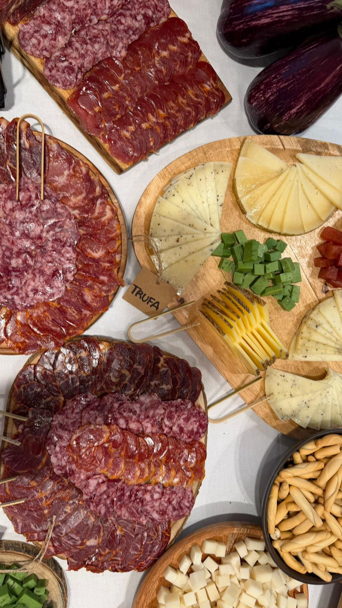 Tabla de embutidos ibéricos, quesos y trufa con jamón cortado a cuchillo